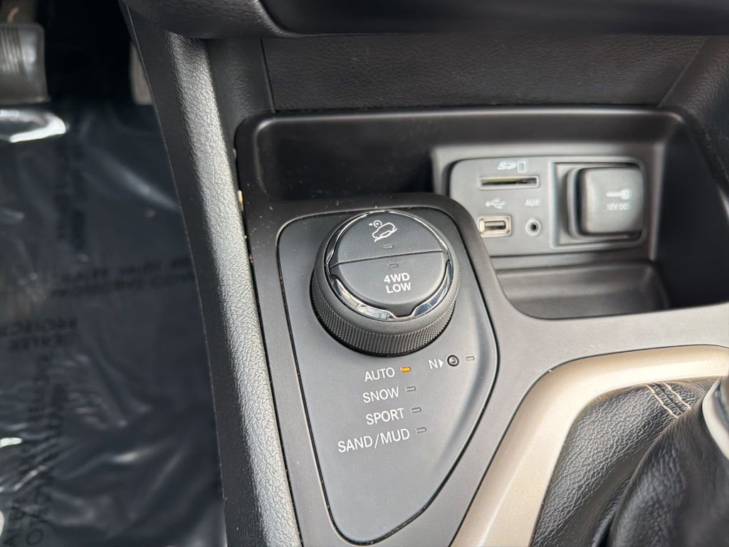 Used 2016 Jeep Cherokee Limited w/ Luxury Group image 32
