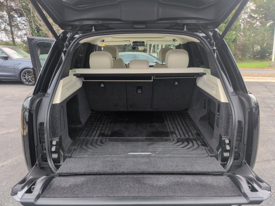 Certified 2025 Land Rover Range Rover SE image 14