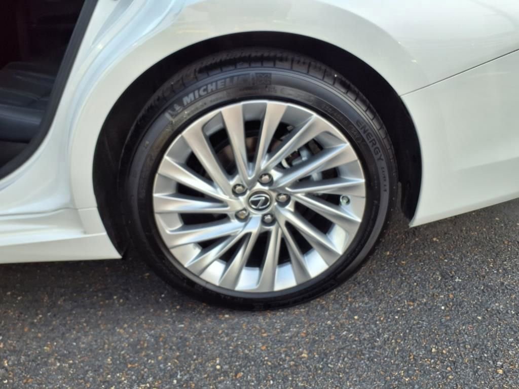 Used 2024 Lexus ES 300h w/ Luxury Package image 26