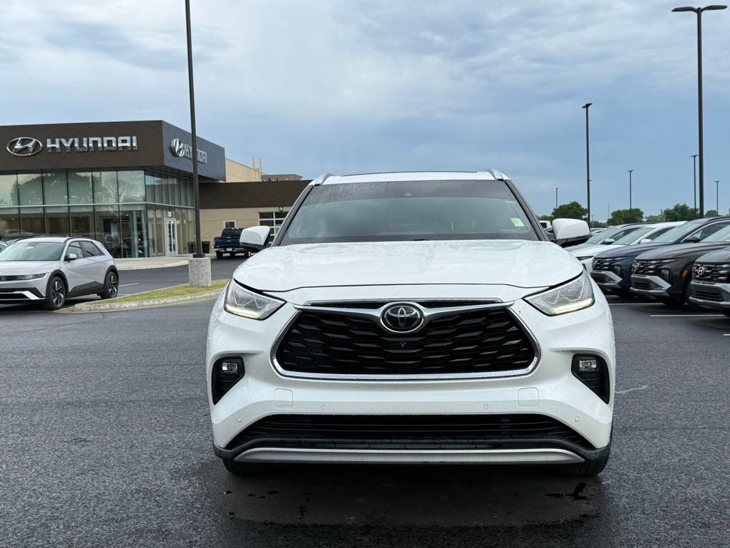 Used 2021 Toyota Highlander Platinum AWD/4WD image 2