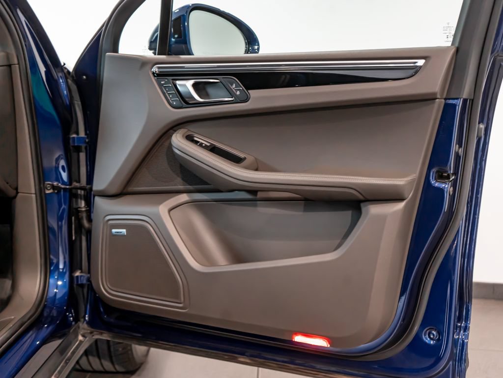 Certified 2025 Porsche Macan AWD/4WD image 27
