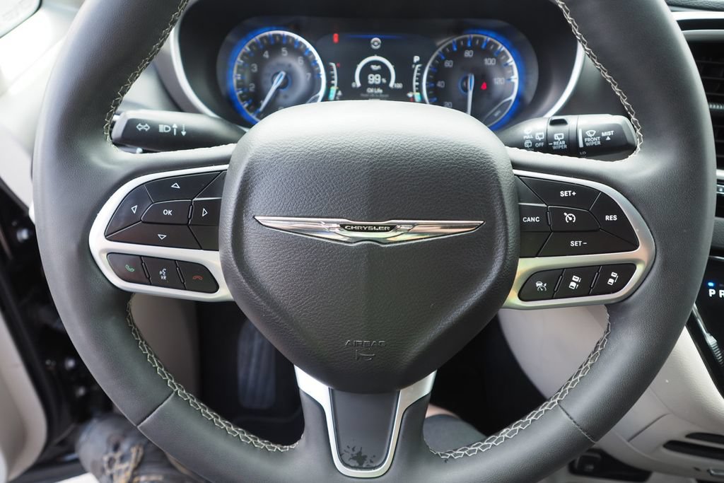 Used 2024 Chrysler Pacifica Touring-L FWD image 29