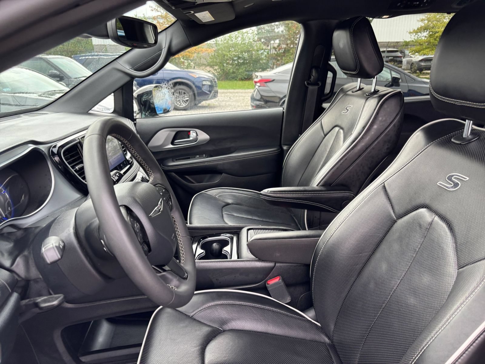 Used 2025 Chrysler Pacifica Limited FWD image 29