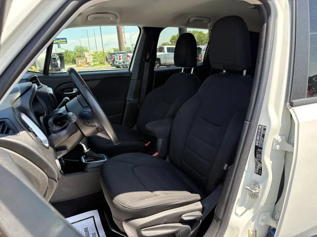 Used 2019 Jeep Renegade Latitude w/ Cold Weather Group AWD/4WD image 19