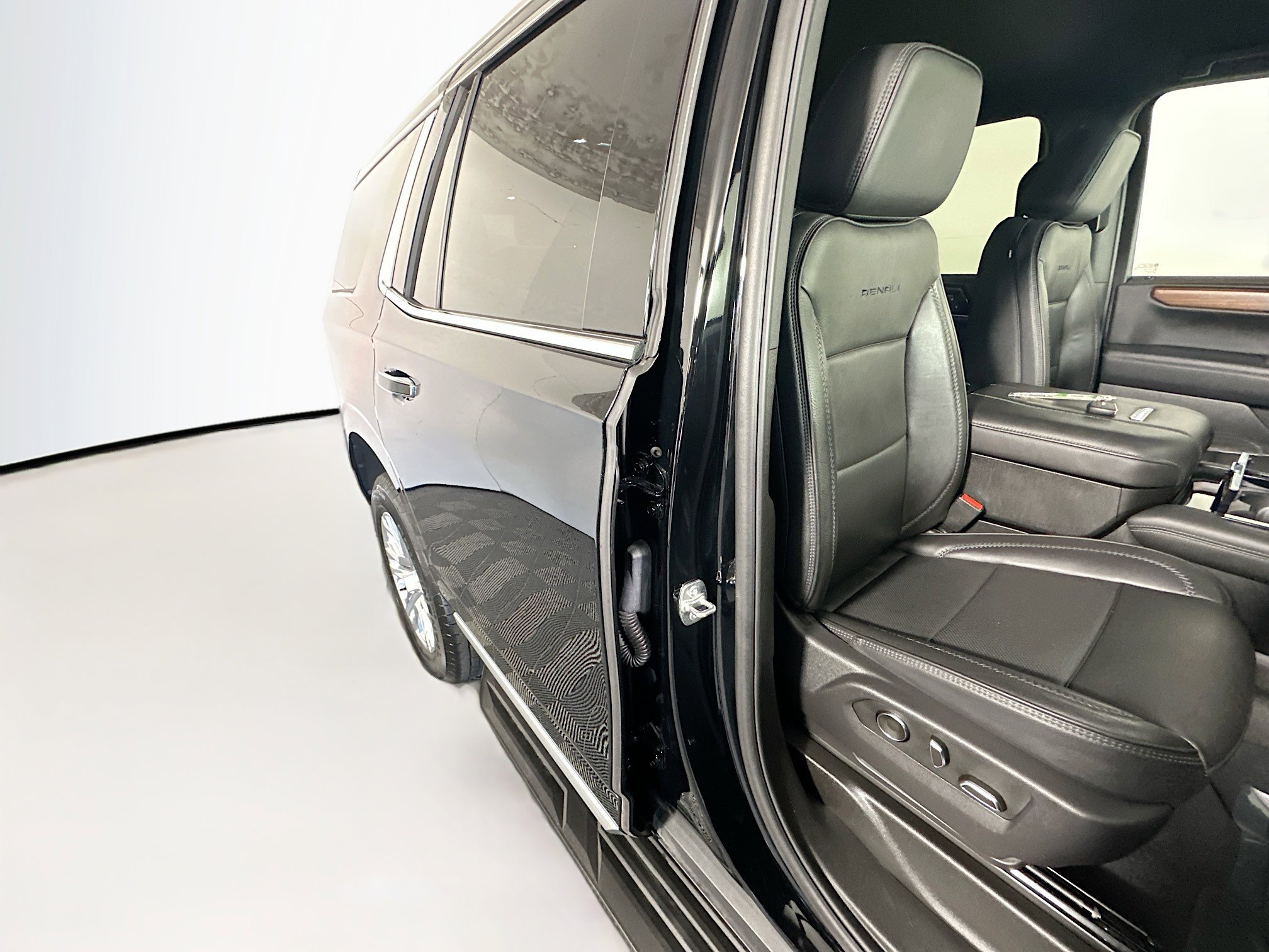 Used 2025 GMC Yukon Denali AWD/4WD image 28