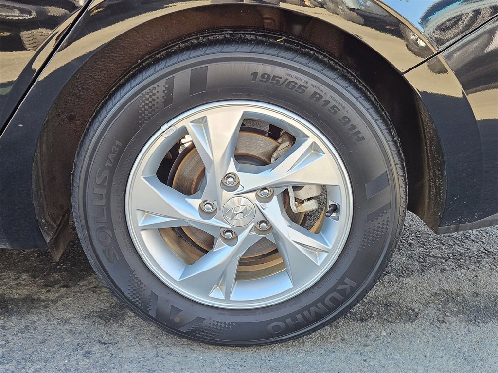 Used 2022 Hyundai Elantra SE w/ Cargo Package image 9