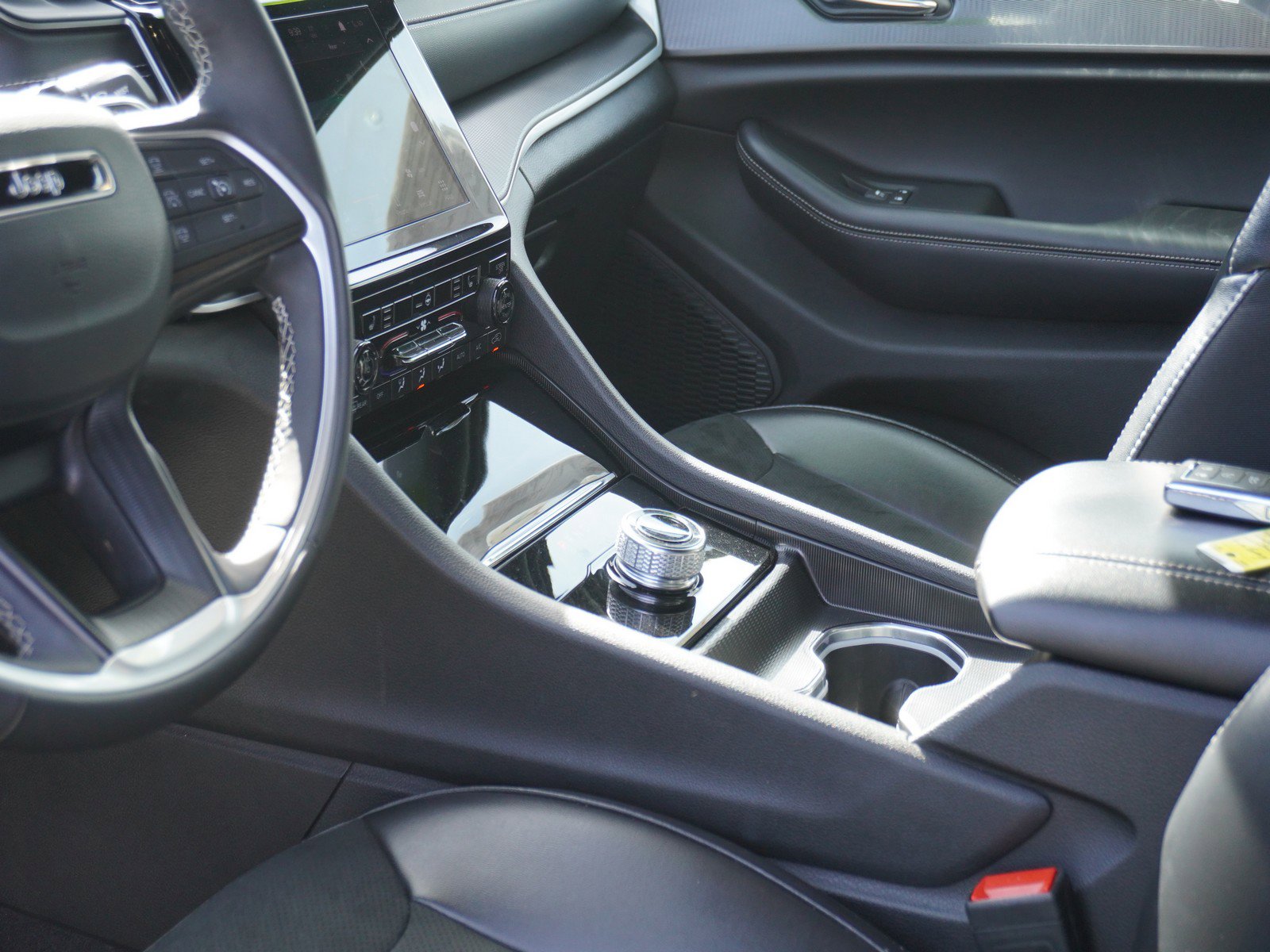 Used 2025 Jeep Grand Cherokee L Laredo image 23