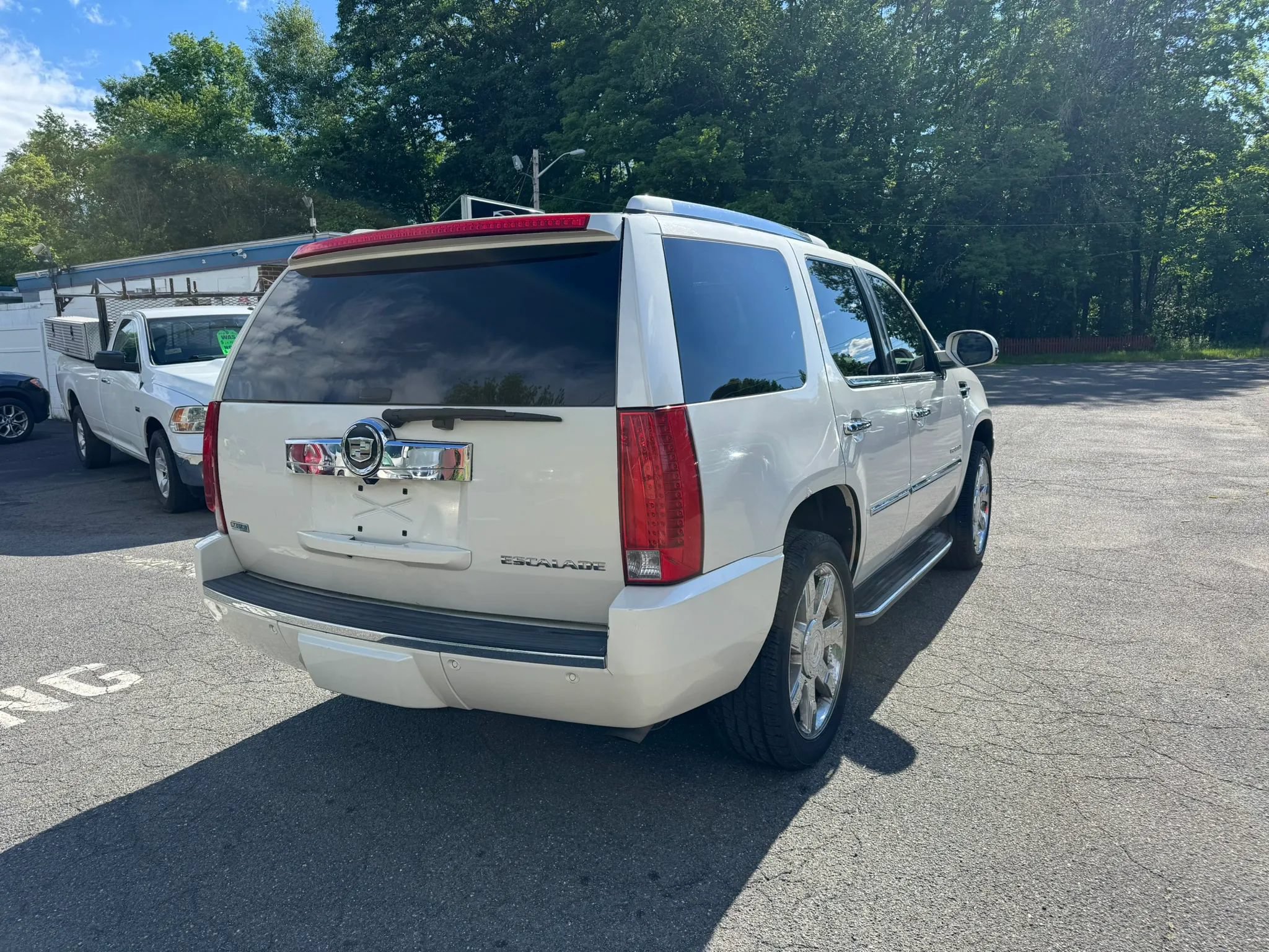 Used 2011 Cadillac Escalade Luxury AWD/4WD image 3