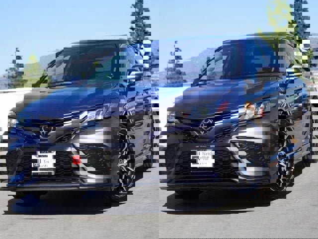 Used 2023 Toyota Camry SE image 3