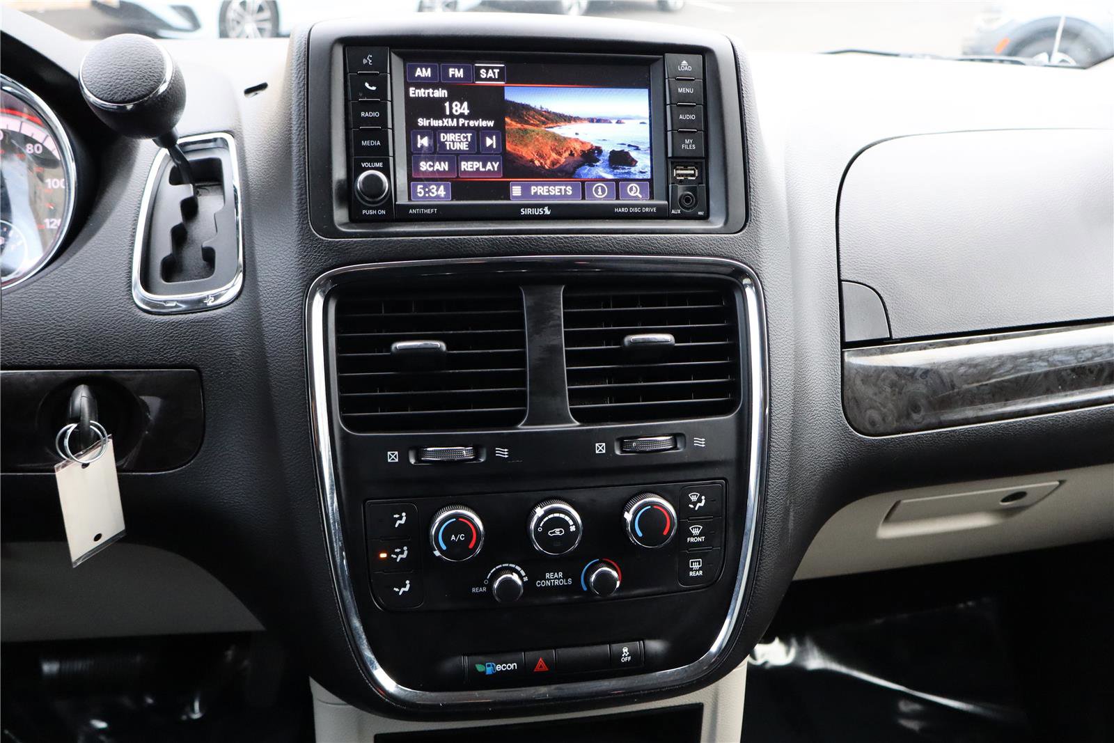 Used 2018 Dodge Grand Caravan SE w/ UConnect Hands-Free Group image 17