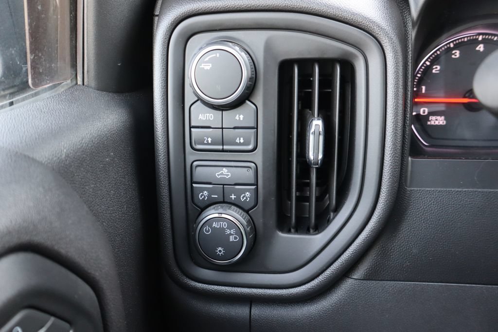 Used 2019 Chevrolet Silverado 1500 Custom Trail Boss w/ Custom Convenience Package AWD/4WD image 8