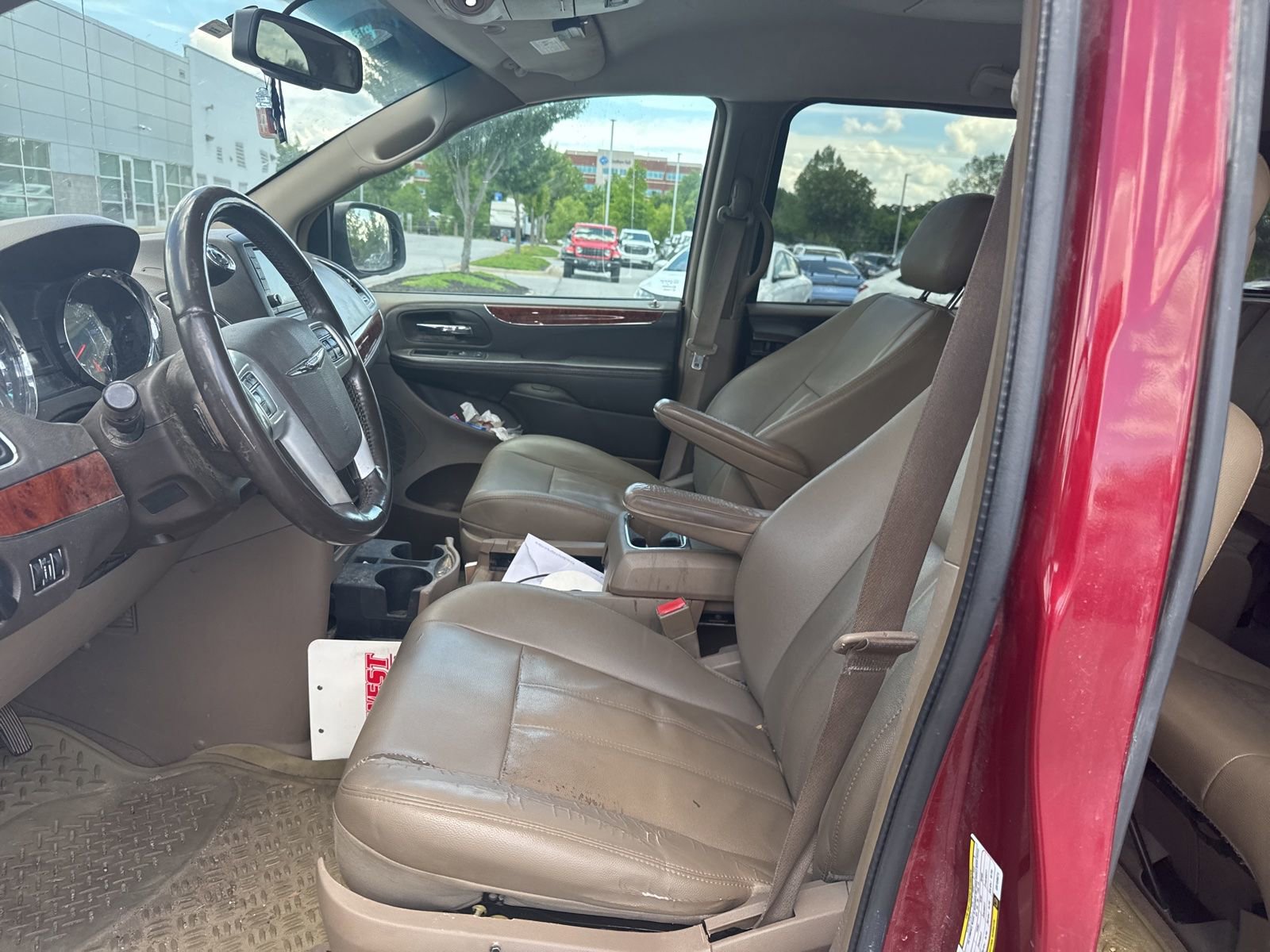 Used 2016 Chrysler Town & Country LX FWD image 11