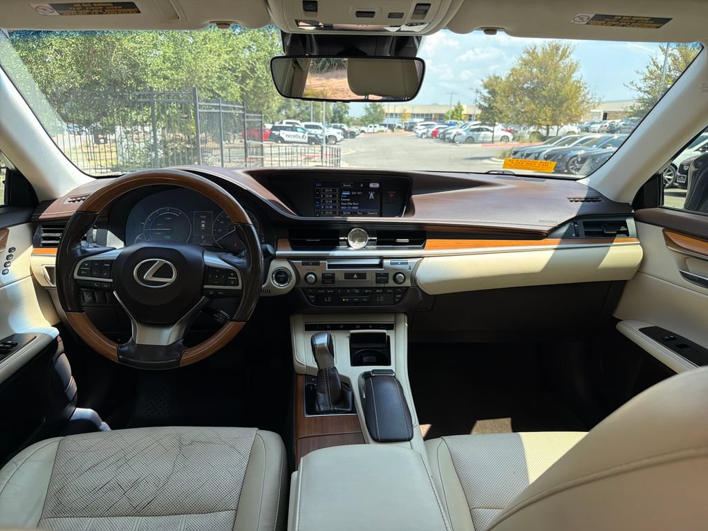 Used 2016 Lexus ES 300h w/ Luxury Package w/Wood Trim FWD image 31
