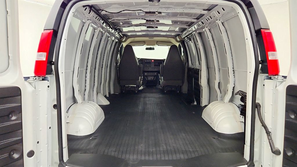 Used 2025 GMC Savana 3500 Extended RWD image 20