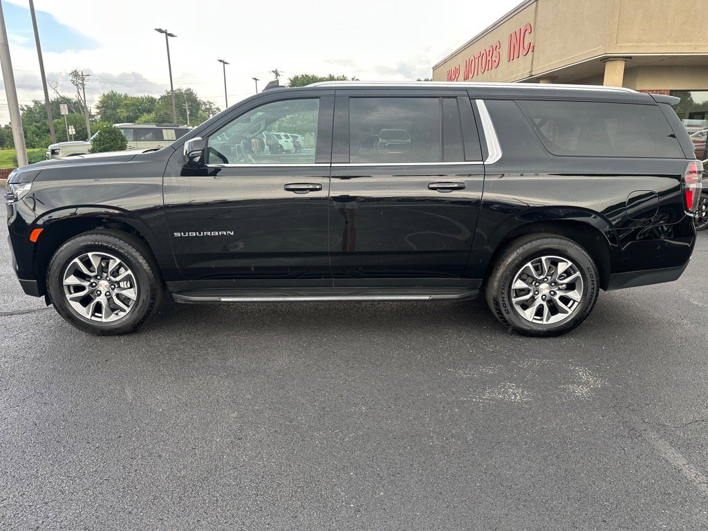 Used 2024 Chevrolet Suburban LT w/ Luxury Package image 4