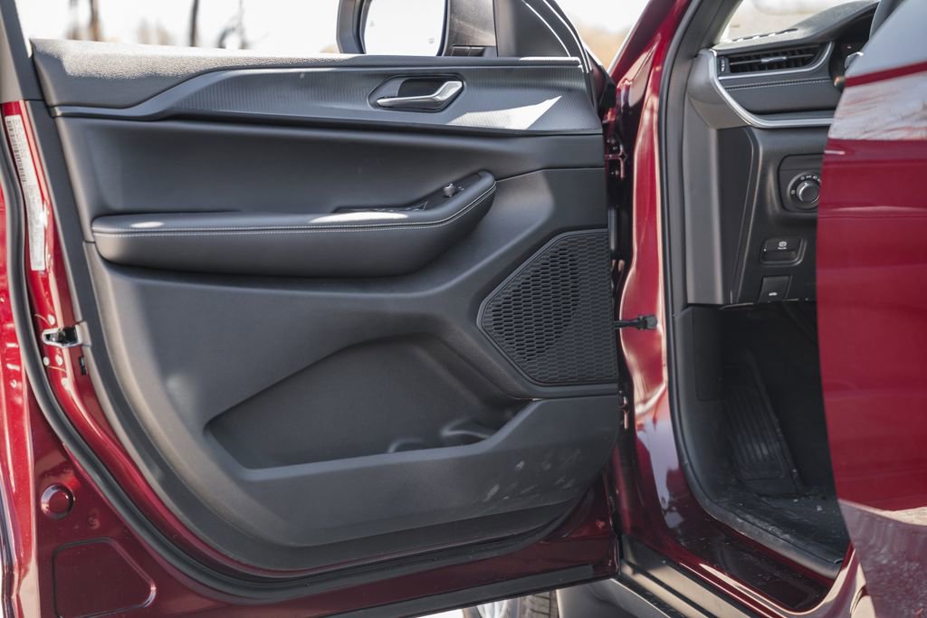 New 2025 Jeep Grand Cherokee Laredo X w/ Luxury Tech Group I image 33