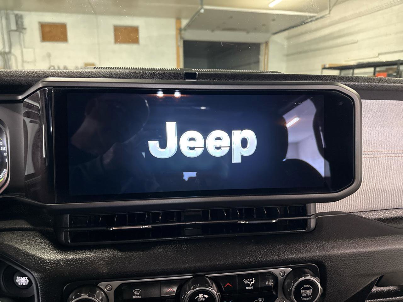 Used 2024 Jeep Wrangler Unlimited image 16
