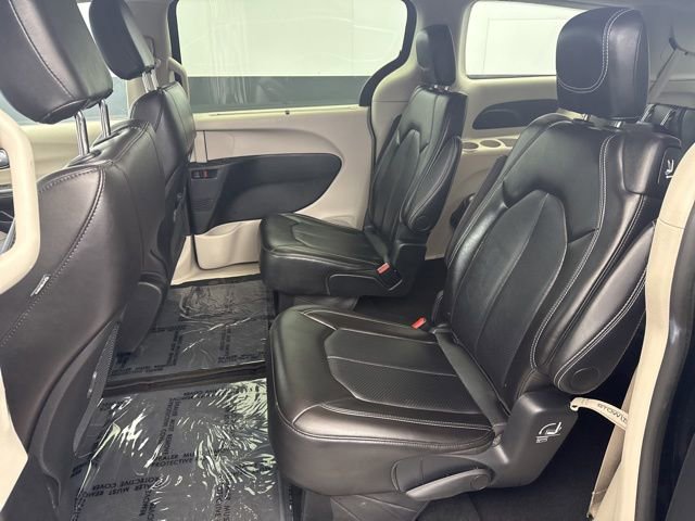 Used 2024 Chrysler Pacifica Touring-L image 17