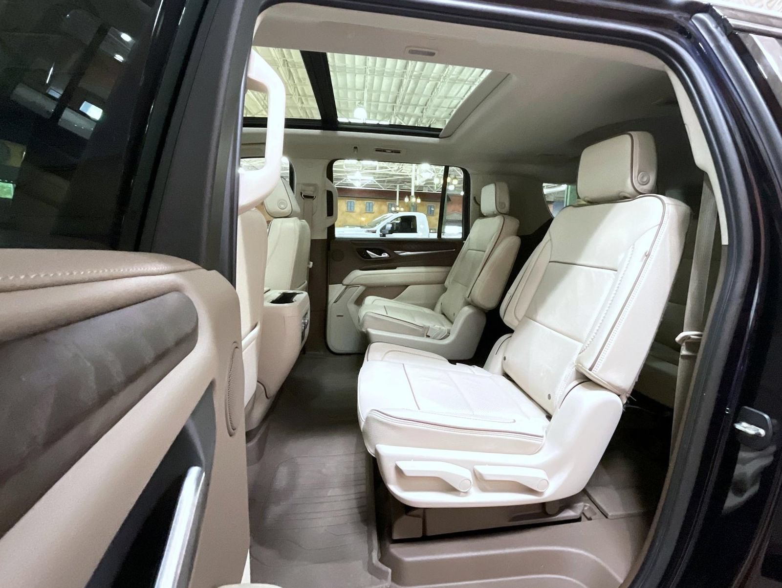 Used 2023 GMC Yukon XL Denali AWD/4WD image 19