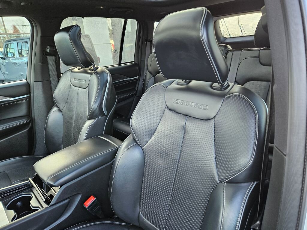 Used 2023 Jeep Grand Cherokee Overland w/ Luxury Tech Group IV image 17