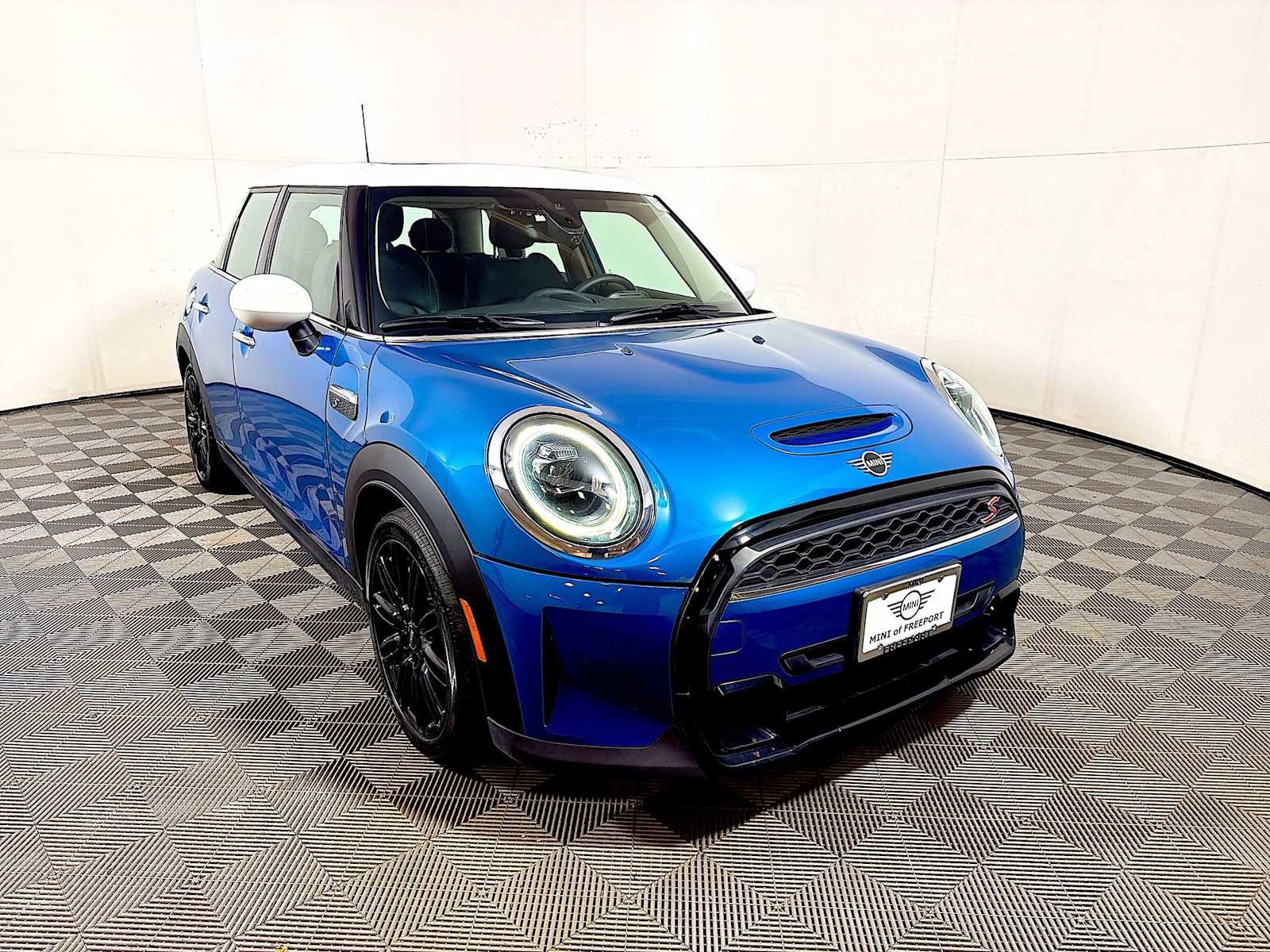 Used 2023 MINI Cooper S image 2