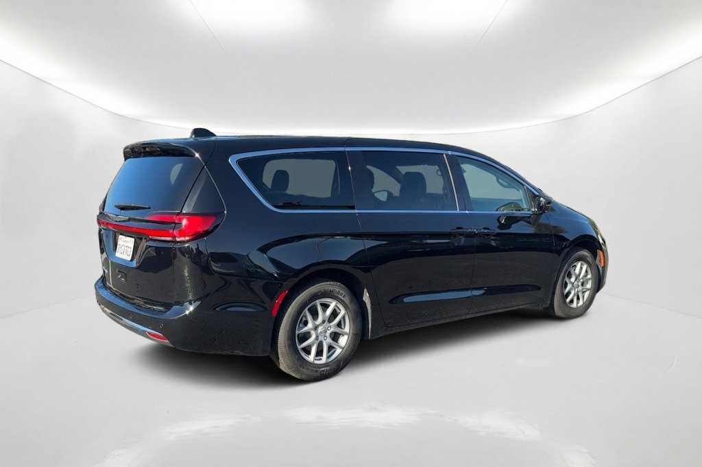 Used 2026 Chrysler Pacifica Select FWD image 6