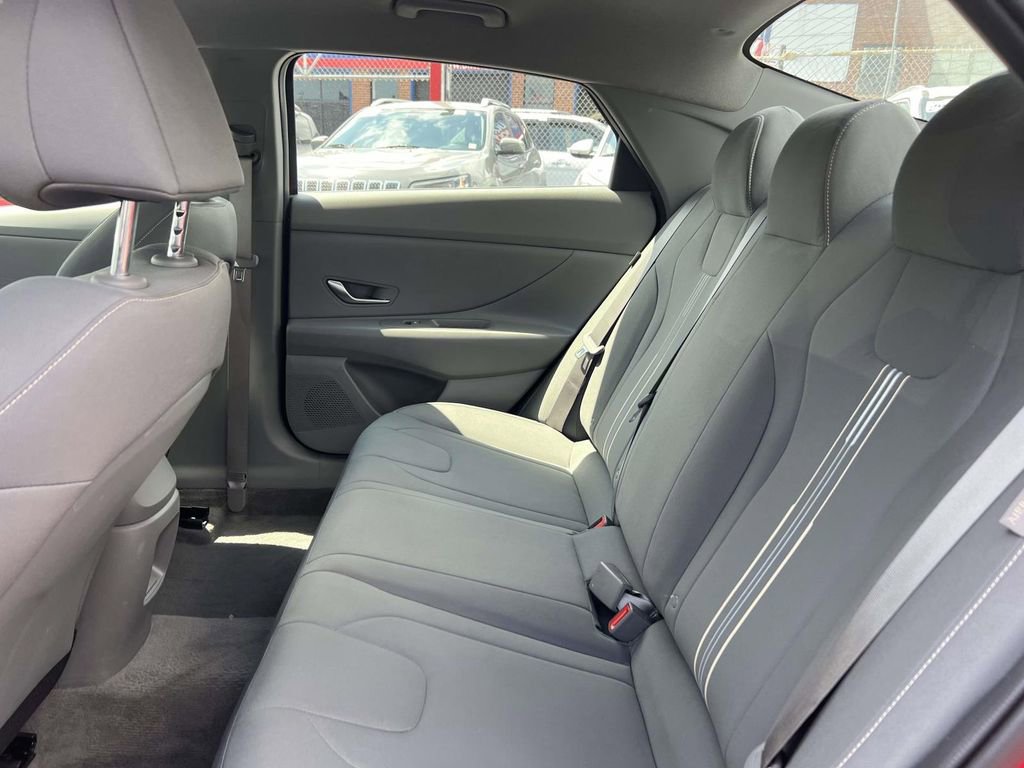 Certified 2025 Hyundai Elantra Hybrid FWD image 13