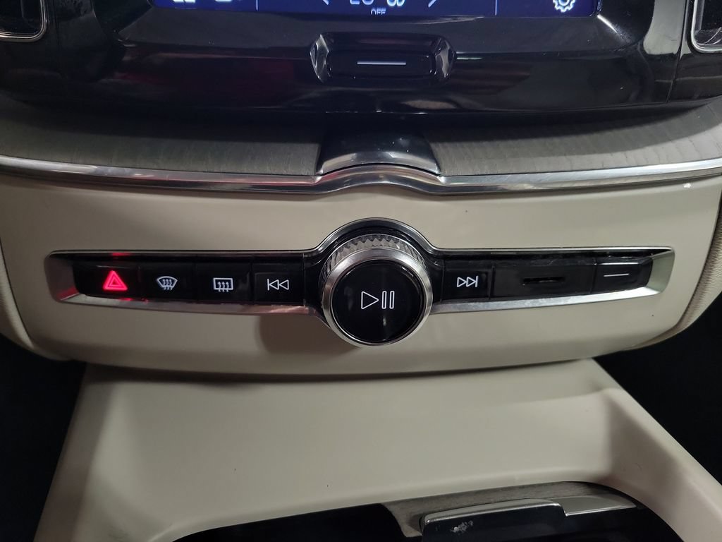 Used 2023 Volvo XC60 B5 Plus FWD image 18