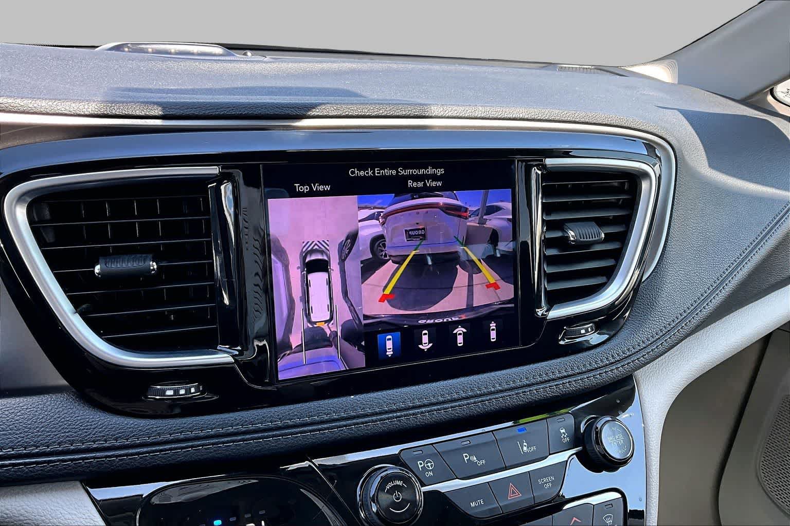 Used 2018 Chrysler Pacifica Limited w/ Advanced Safetytec Group FWD image 26