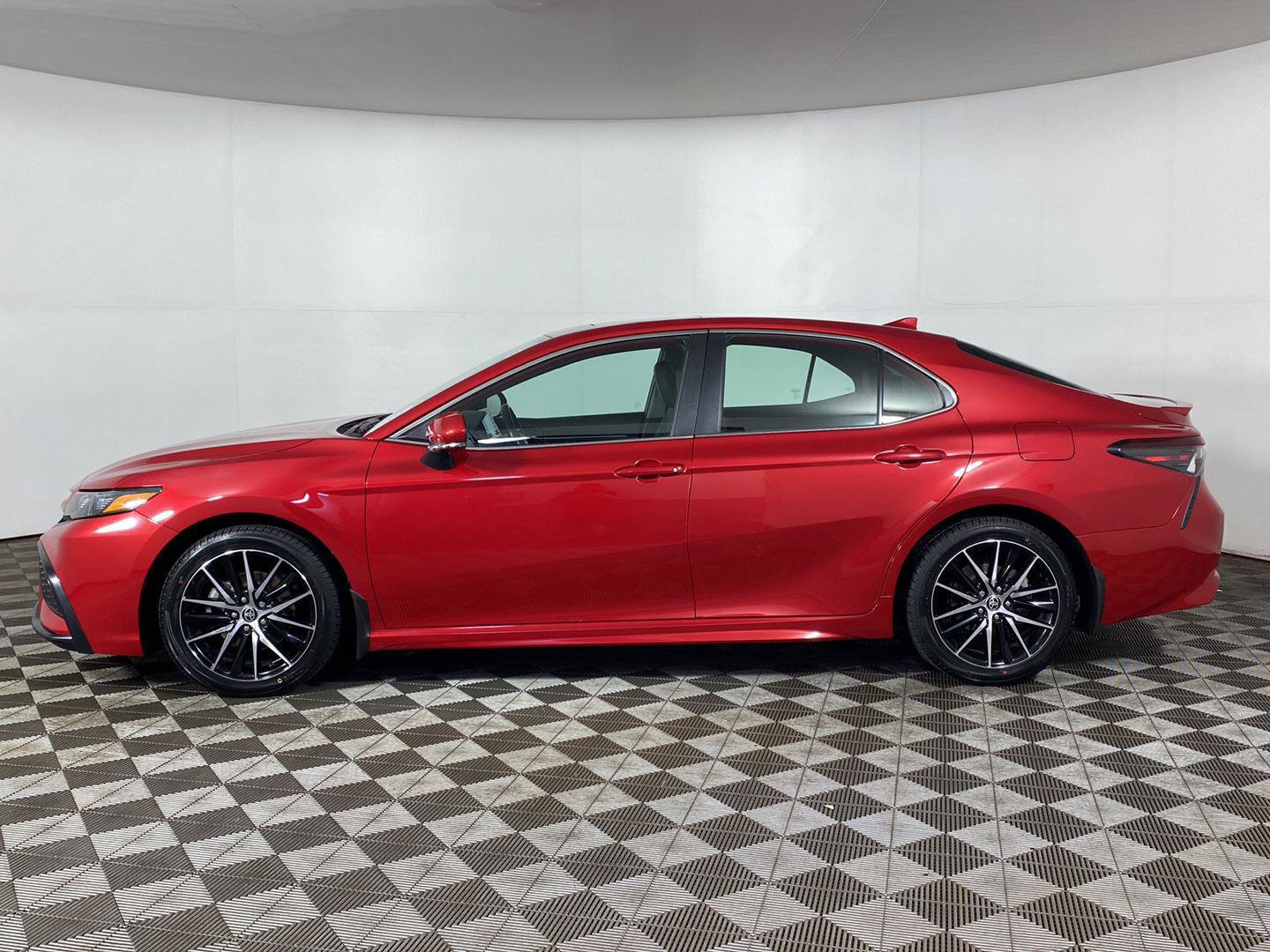 Used 2023 Toyota Camry SE w/ Cold Weather Package FWD image 3