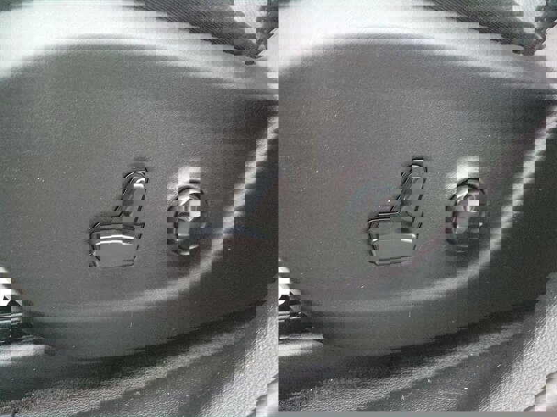 Used 2019 Jeep Cherokee Overland w/ Technology Group image 19