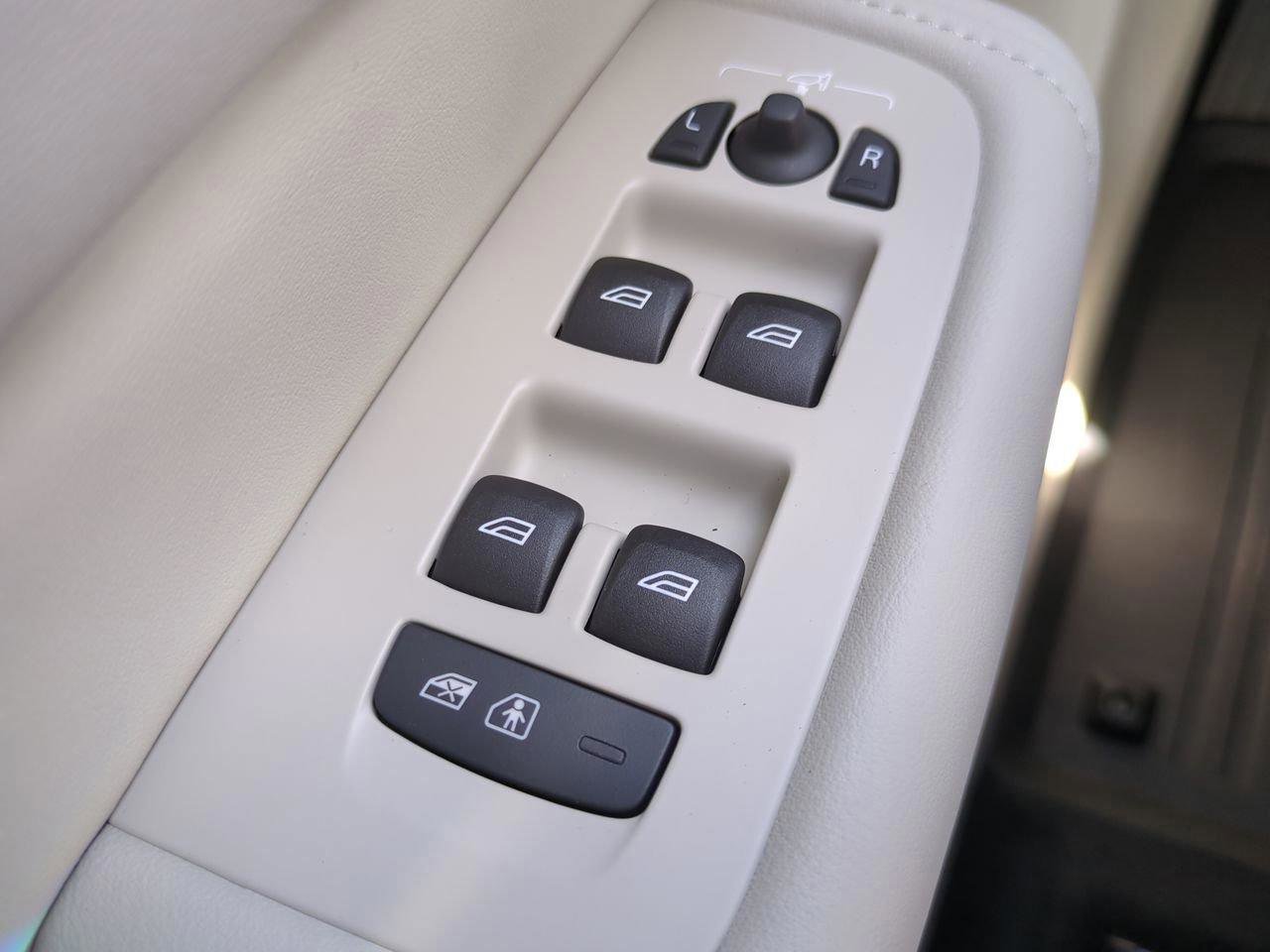 New 2026 Volvo XC60 T8 Ultra w/ Protection Package Premier image 21