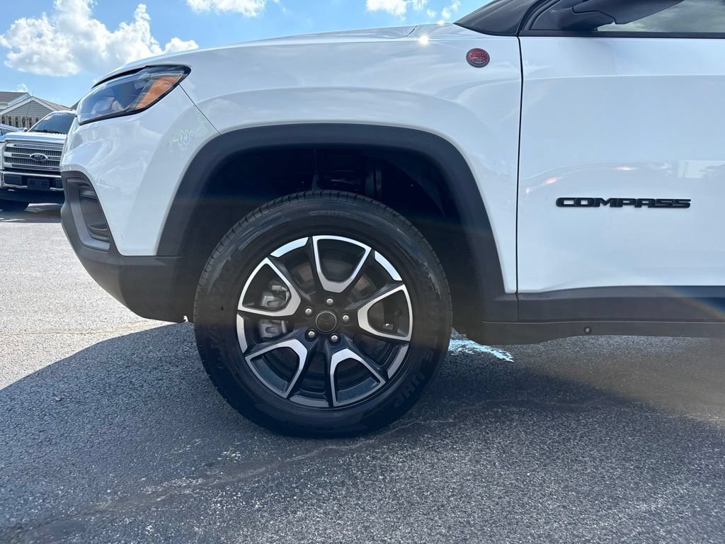 Used 2025 Jeep Compass Trailhawk AWD/4WD image 45