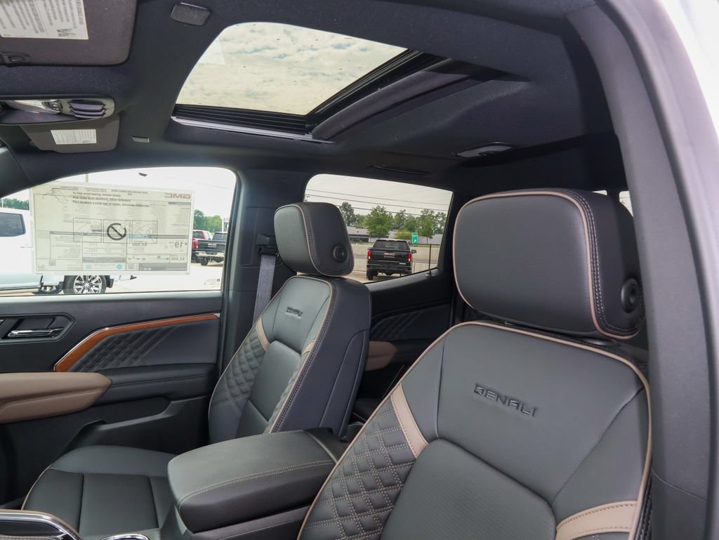 New 2026 GMC Canyon Denali w/ LPO, Black Badging Package AWD/4WD image 8