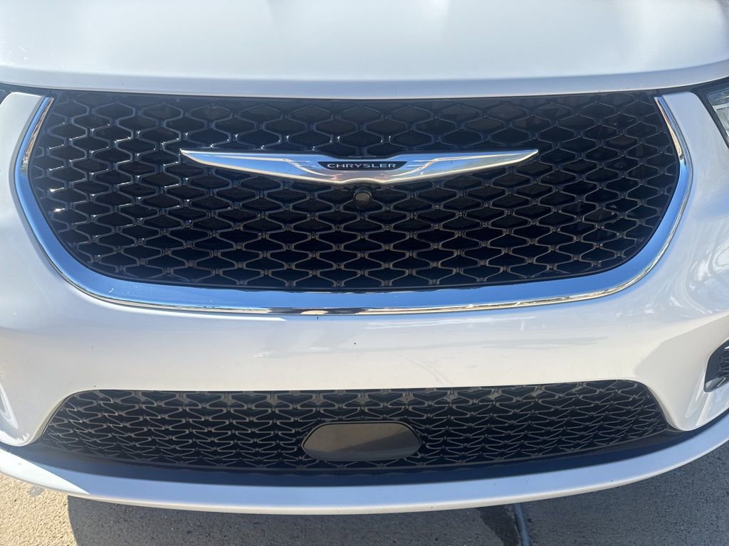 Used 2024 Chrysler Pacifica Touring-L image 15