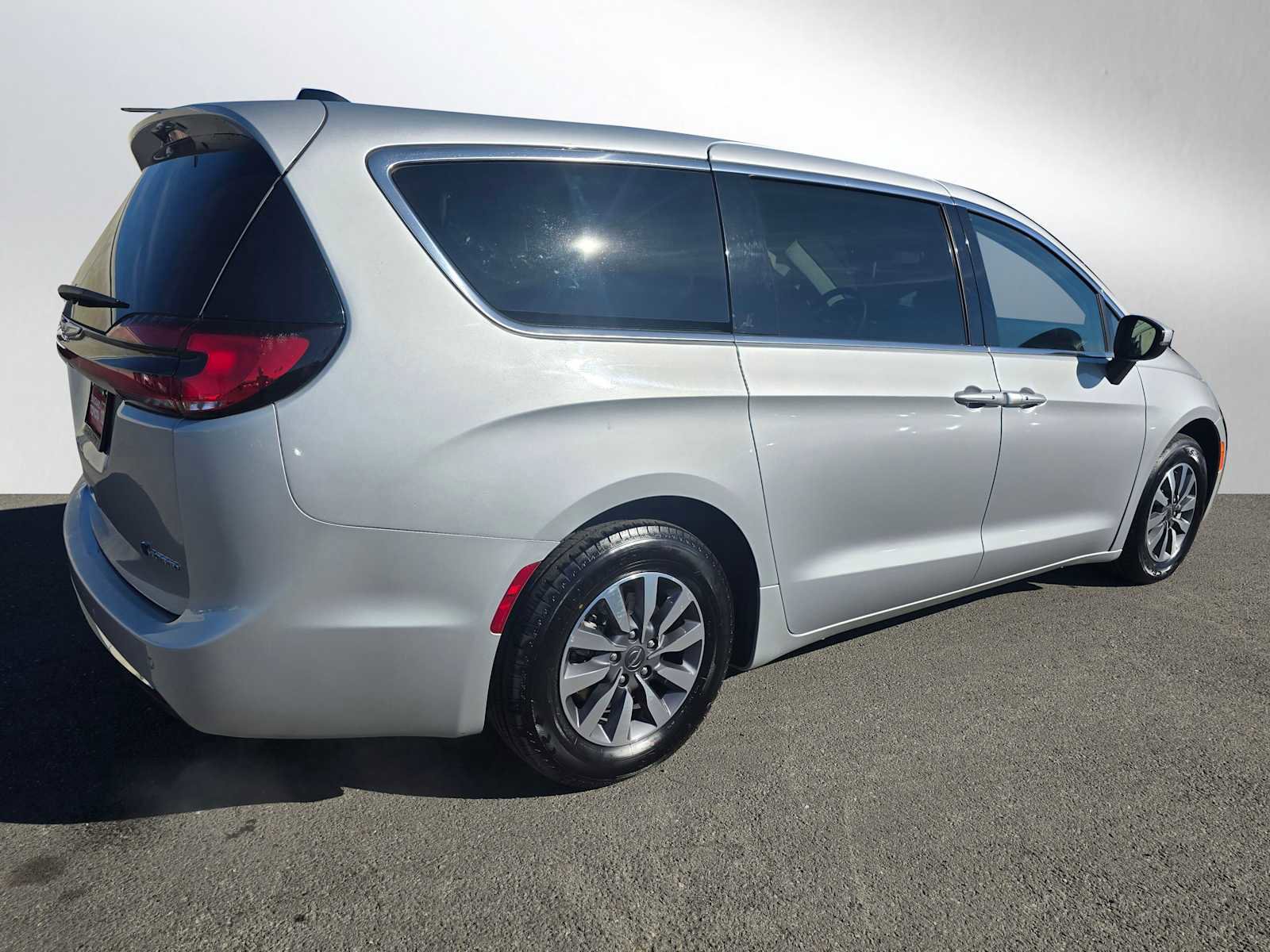 Used 2023 Chrysler Pacifica Touring-L image 3