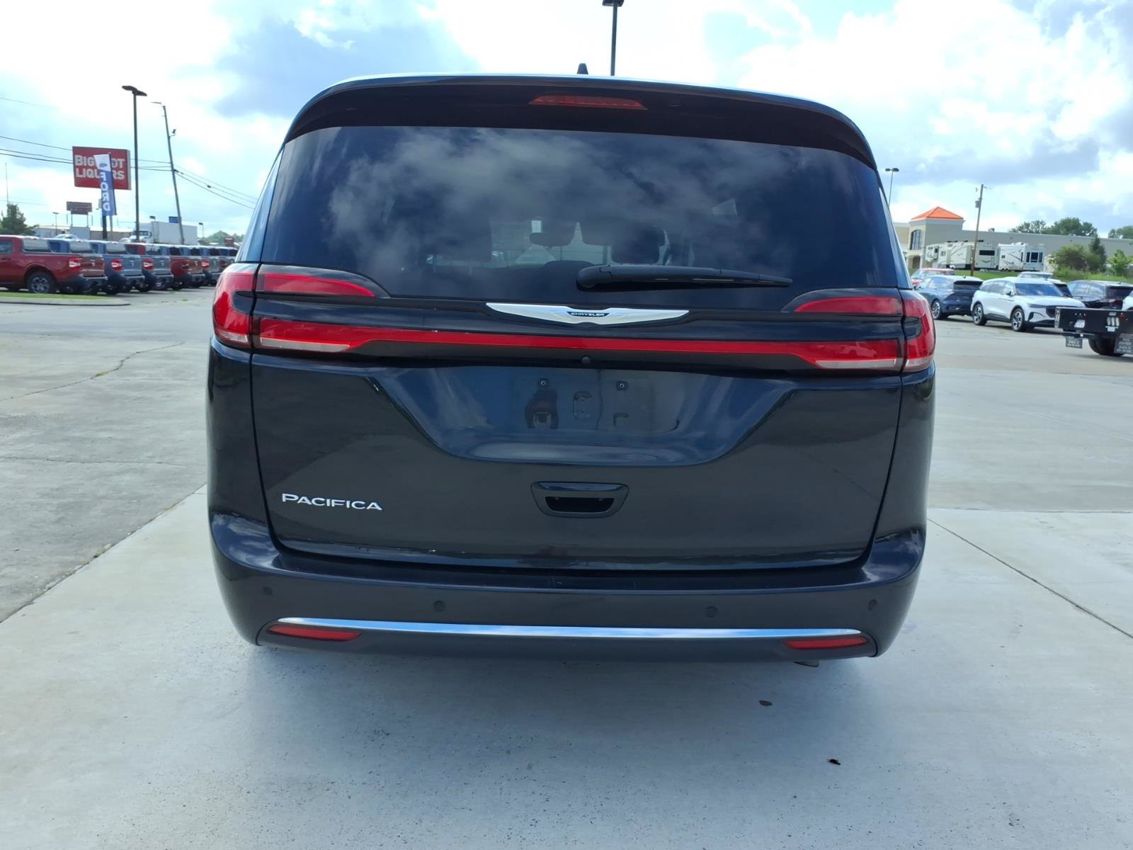 Used 2023 Chrysler Pacifica Touring-L FWD image 4