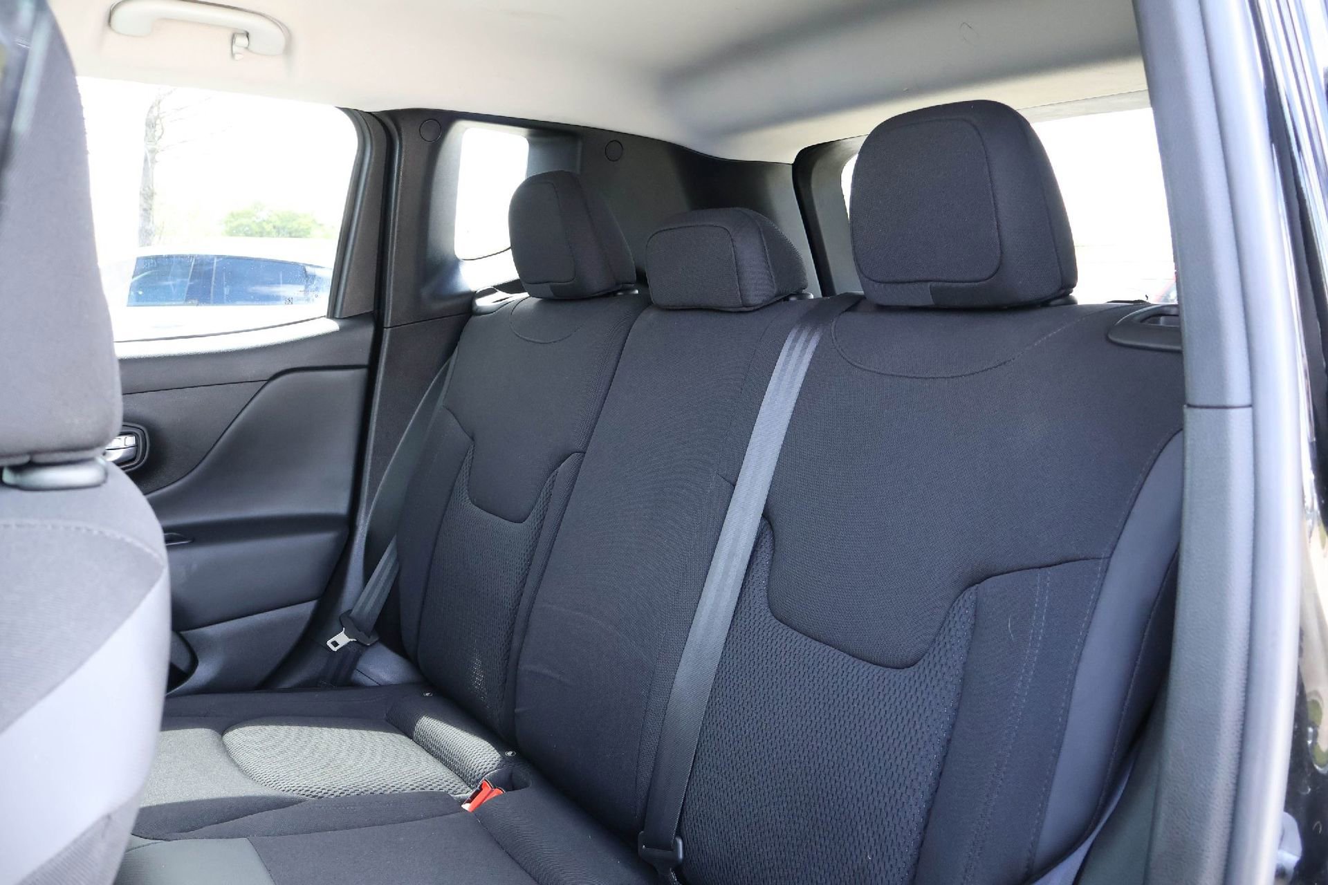 Used 2018 Jeep Renegade Altitude AWD/4WD image 13