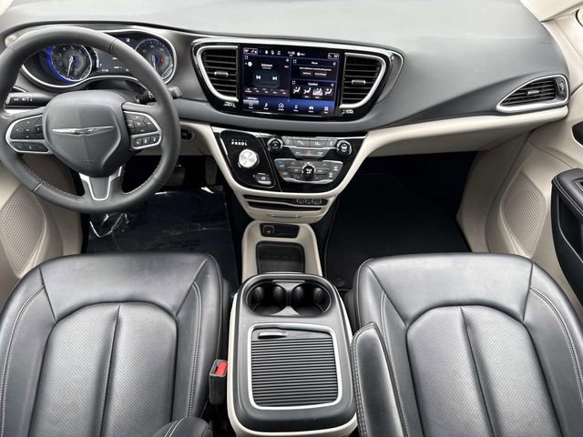 Used 2024 Chrysler Pacifica Touring-L image 13
