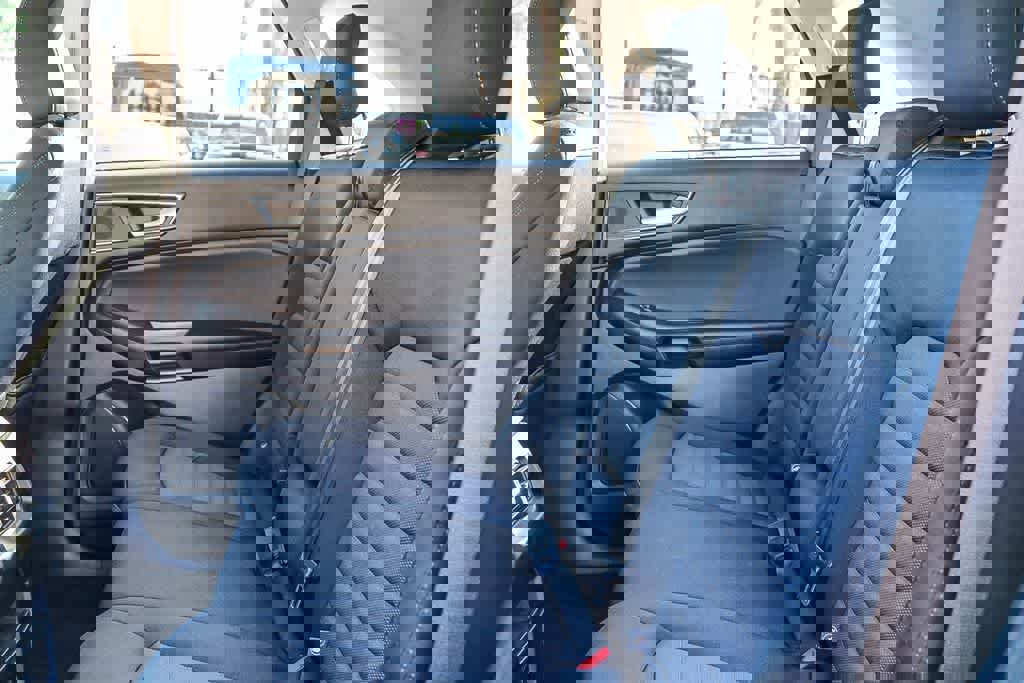 Used 2023 Ford Edge SE w/ Black Appearance Package image 18