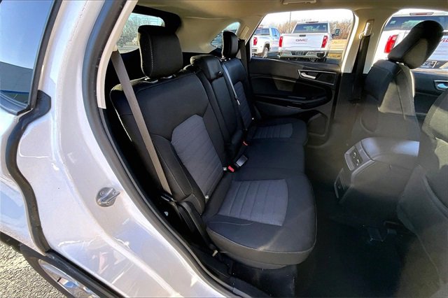 Used 2021 Ford Edge SE image 25