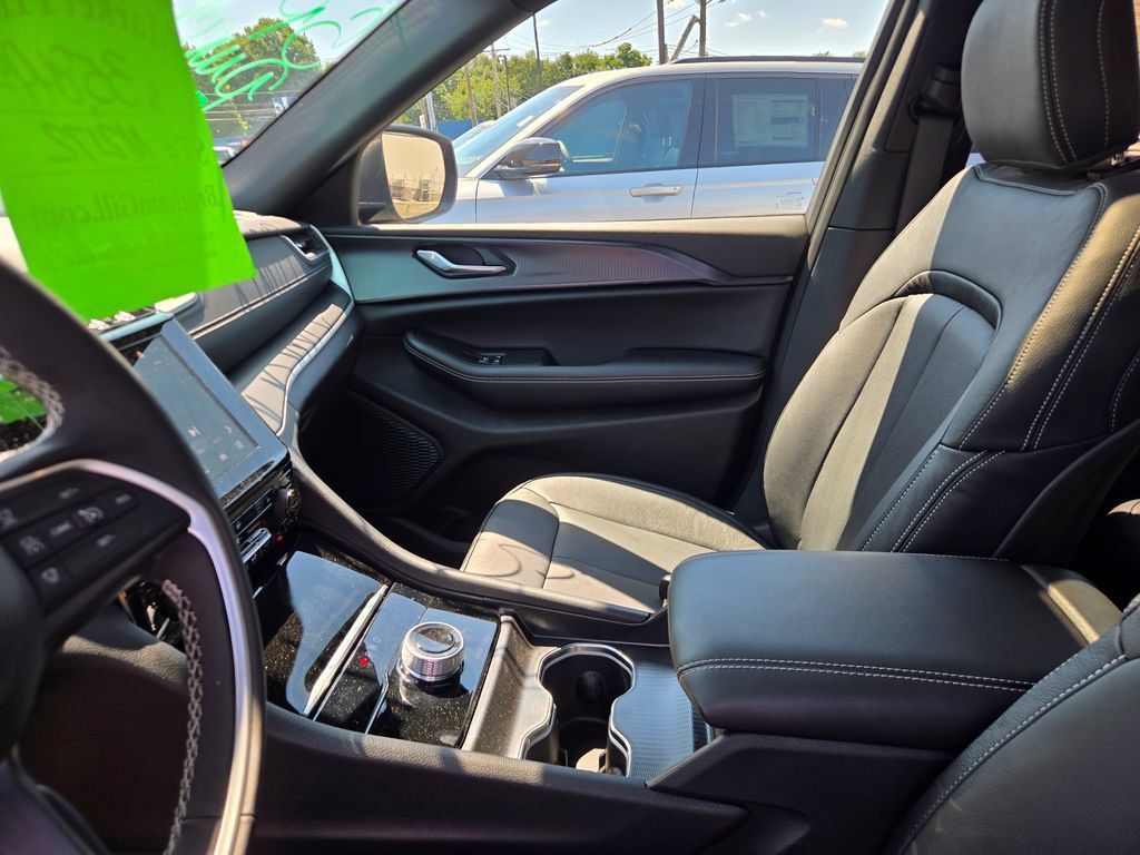 Used 2025 Jeep Grand Cherokee Laredo X w/ Luxury Tech Group I AWD/4WD image 13