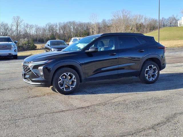 Used 2025 Chevrolet Trax LT w/ LT Convenience Package image 39