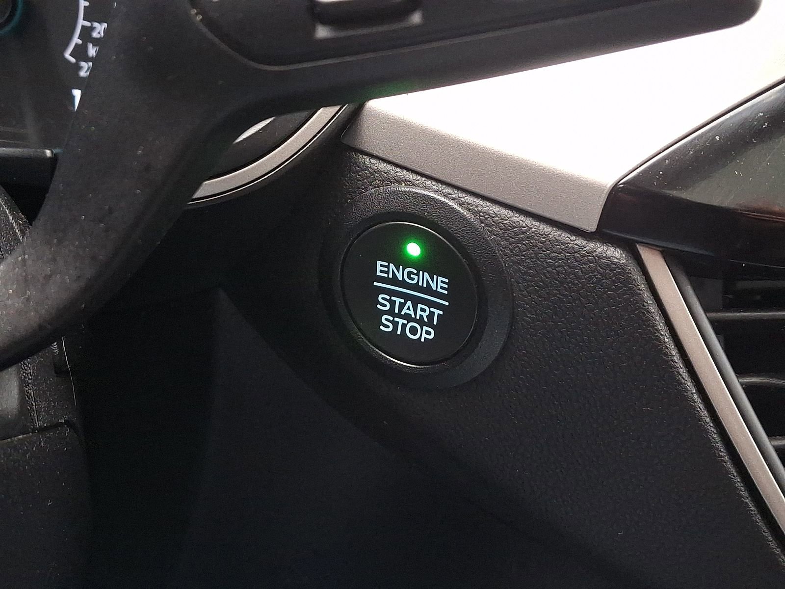 Used 2022 Ford Escape SE w/ SE Sport Appearance Package image 25