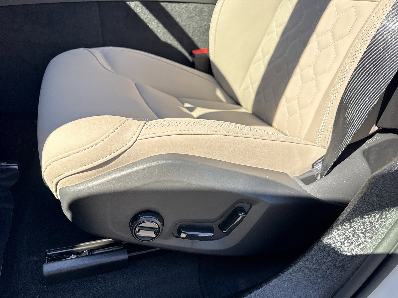 New 2026 Volvo XC60 B5 Core w/ Climate Package image 11