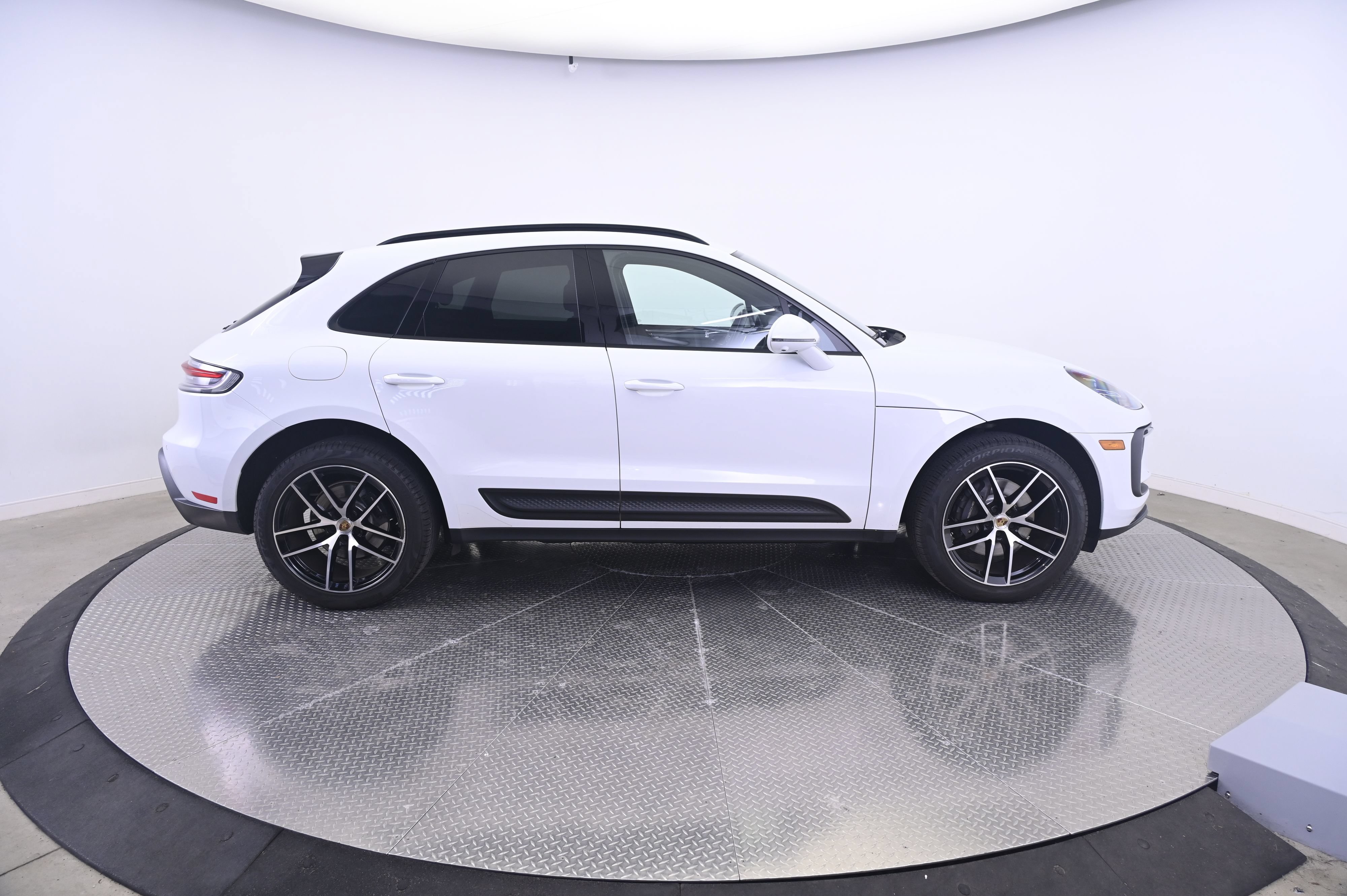 Certified 2022 Porsche Macan AWD/4WD image 8