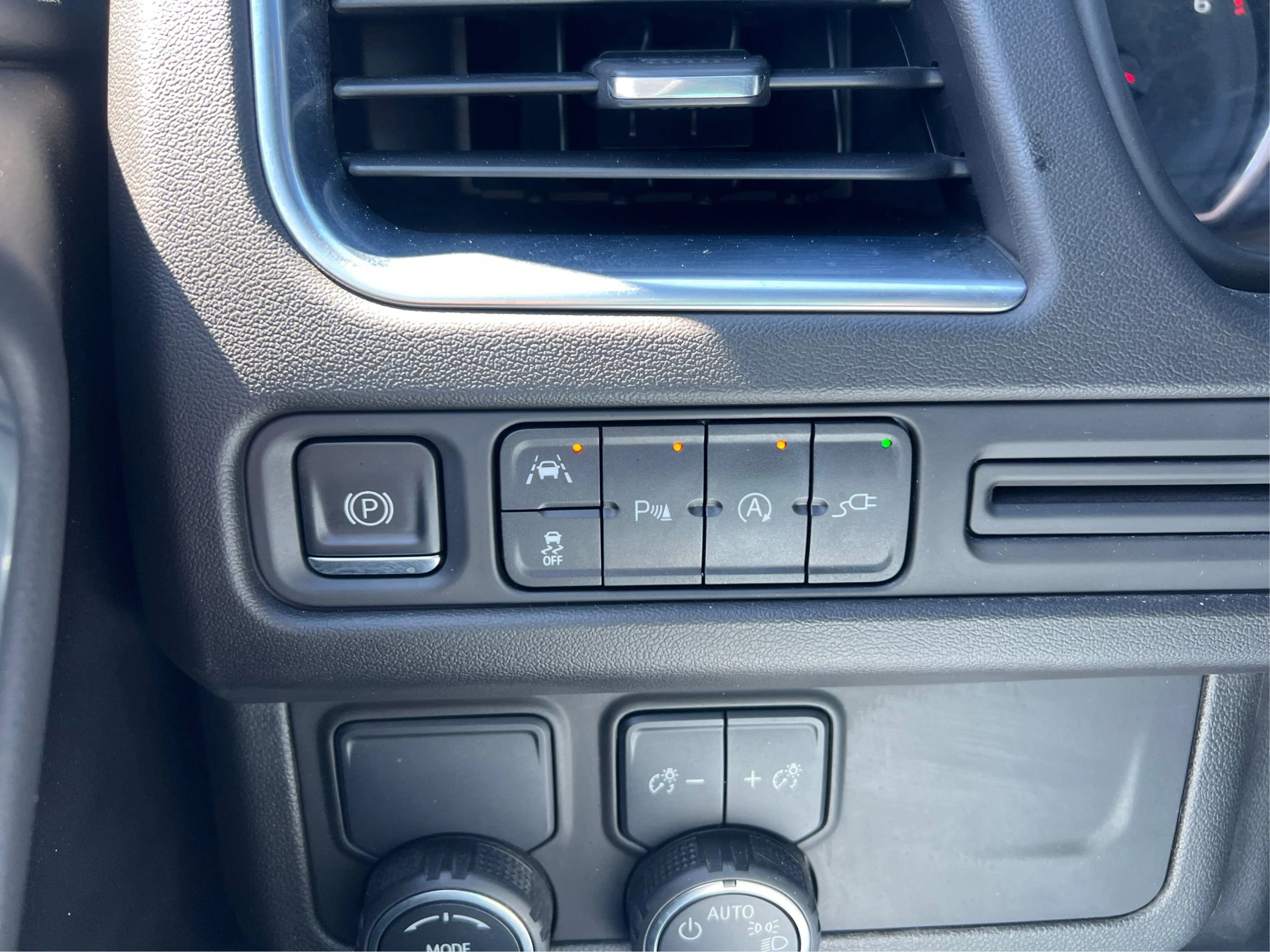 Used 2021 Chevrolet Suburban RST w/ Luxury Package image 39