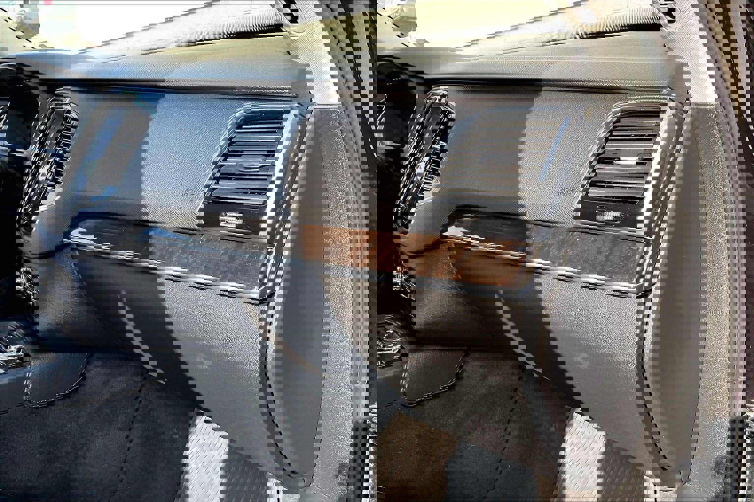 Used 2018 Volvo XC90 T6 Momentum w/ Convenience Package image 16