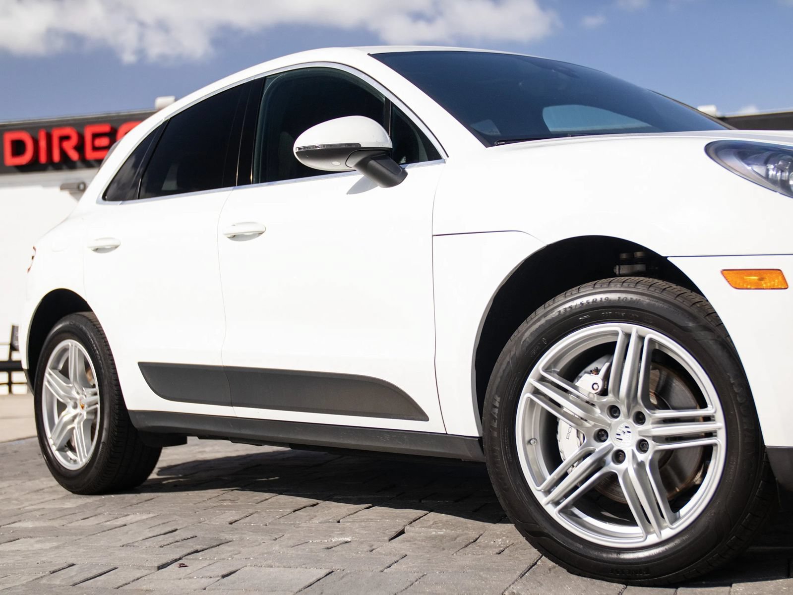 Used 2015 Porsche Macan S w/ Infotainment Package AWD/4WD image 3