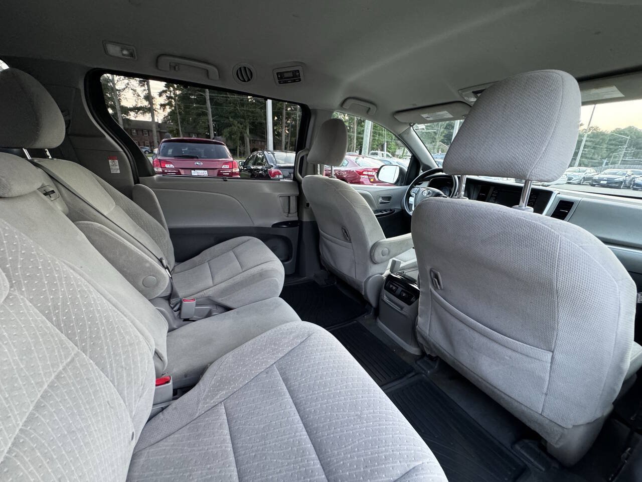 Used 2020 Toyota Sienna LE w/ LE Preferred Package FWD image 11